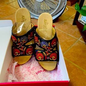 Ladies shoes black floral